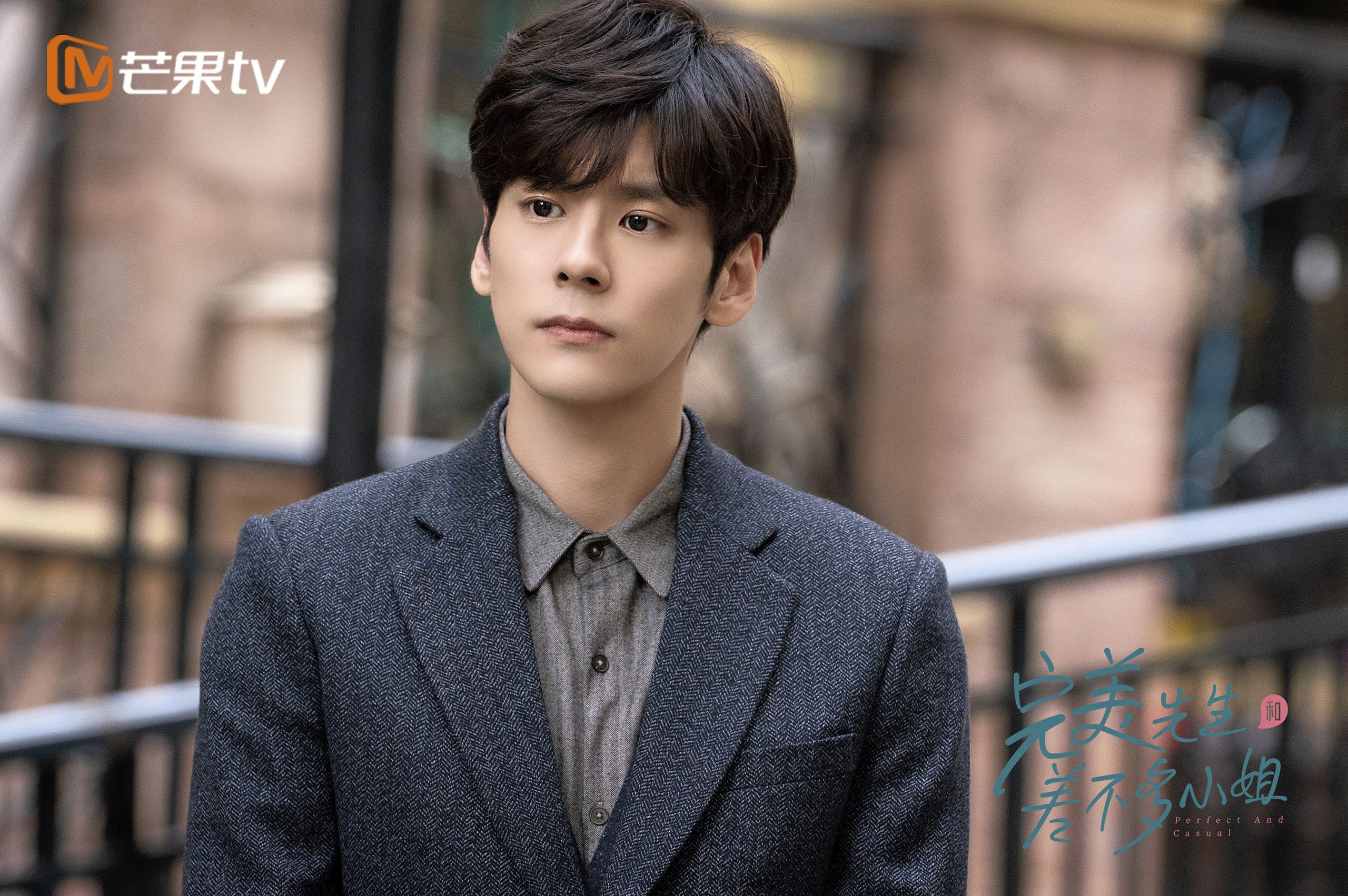 朱婷送球衣签名支持乡村体育活动,朱婷球迷